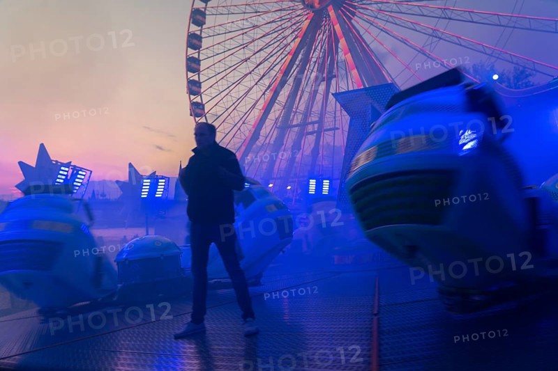 Deutz funfair on the Rhine, at Easter, funfair, break-dancer ride, employees, ticket inspectors, Ferris wheel, Cologne Cathedral, Cologne, North Rhine-Westphalia, Germany, Europe