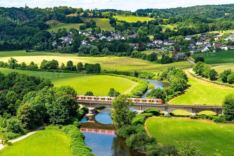 The River Sieg, between Oberauel and Blankenberg, near Hennef, bridge over the Sieg, for cyclists and railways, S-Bahn and regional railway line between Au (Sieg) and Aachen, regional transport in Oberbergisches Land, North Rhine-Westphalia, Germany, Europe