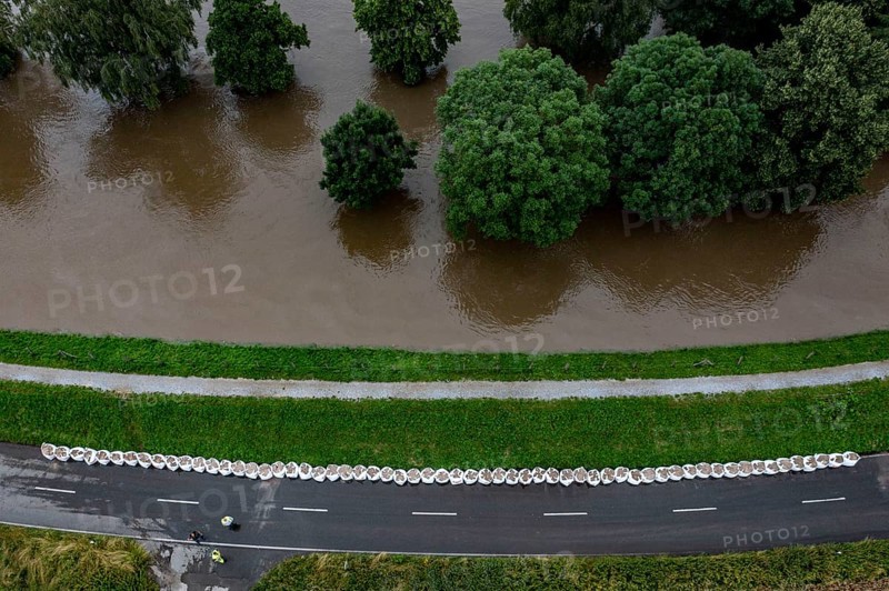 Ruhr floods near Mülheim-Menden, damage to the Ruhr dyke was sealed with large sand packs, flooded Ruhr floodplains, floods on the Ruhr, after long heavy rainfall the river left its bed and flooded the countryside and villages, the highest water level ever measured, North Rhine-Westphalia, Germany, Europe