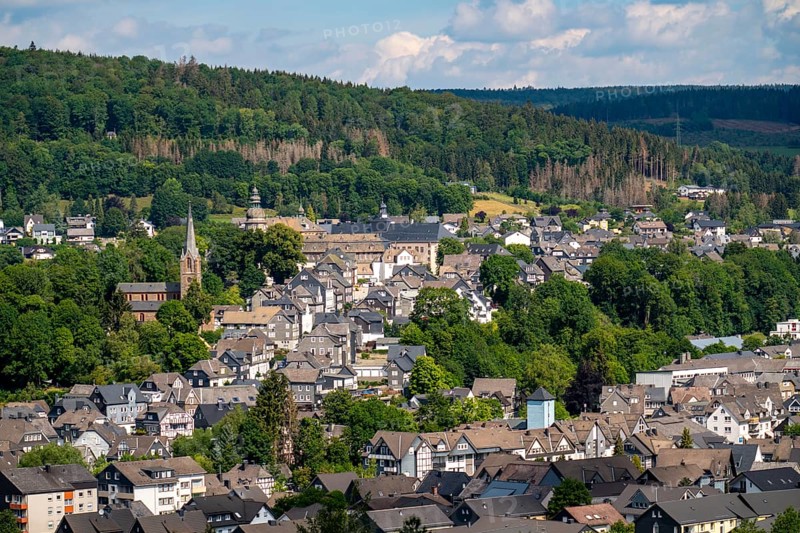 Bad Berleburg, in the district of Siegen-Wittgenstein, Rothaargebirge, Sauerland, upper town, with Berleburg Castle, Protestant town church, North Rhine-Westphalia, Germany, Europe