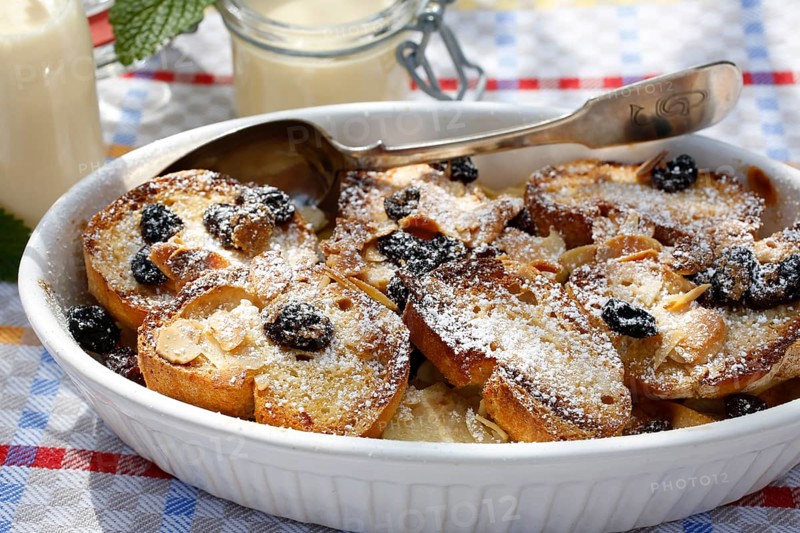 Swabian cuisine, Ofenschlupfer, sweet main course or dessert, dessert, sweet dish, typical Swabian, classic, from the oven, casserole, leftovers, rolls with sultanas, apples, gratinated, vanilla sauce, icing sugar, prepared, home cooking, traditional cuisine, food photography, studio, Germany, Europe