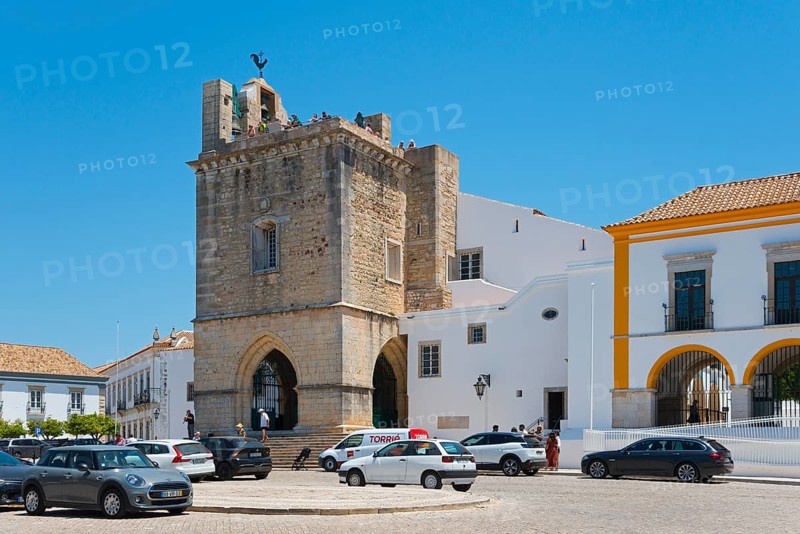 Historic church with bell tower, surrounded by cars and white buildings, in sunny weather, Sé Catedral de Faro, Cathedral of Faro, Largo da Sé, Faro, Algarve, Portugal, Europe