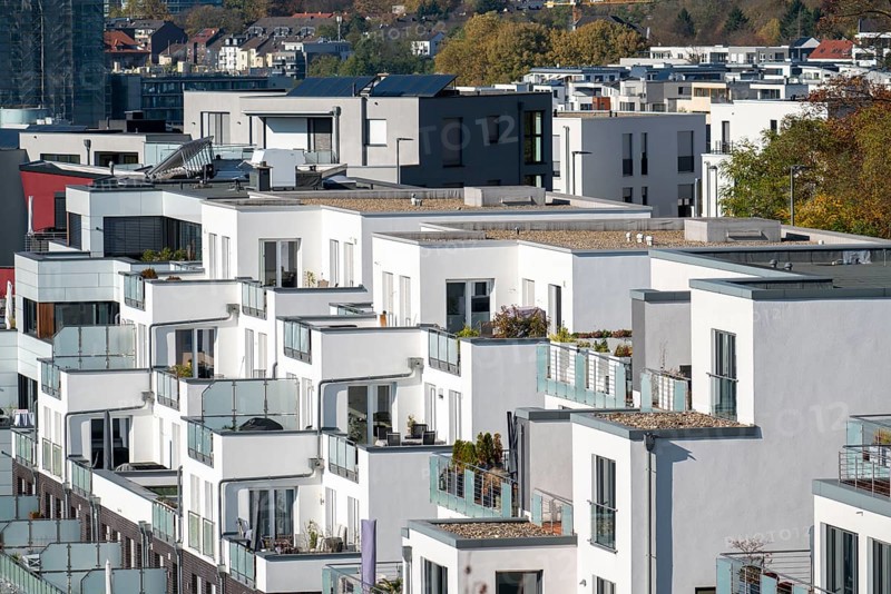 The Phoenix Lake in Dortmund's Hörde district, an artificial lake on the former Phoenix-Ost steelworks site, new residential development on the northern shore, recreational area, catering, Dortmund, North Rhine-Westphalia, Germany, Europe