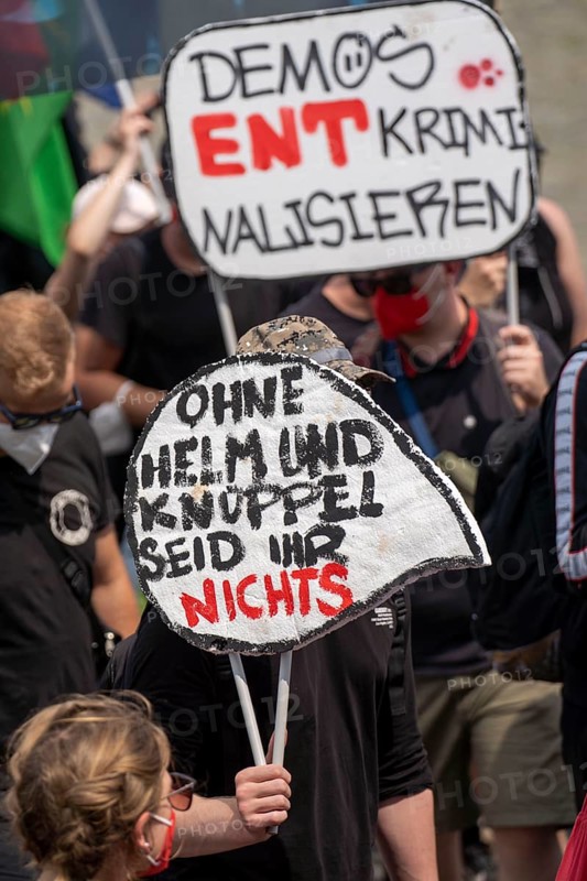 Demonstration against the planned assembly law in North Rhine-Westphalia, in Düsseldorf, various left-wing groups and football fans, Ultras, from Fortuna Düsseldorf and 1.FC Köln, protest, North Rhine-Westphalia, Germany, Europe
