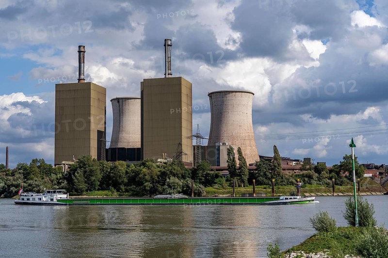 Duisburg-Huckingen gas-fired power station, operated by RWE, on the site of Hüttenwerke Krupp Mannesmann, HKM, cargo ship on the Rhine, Duisburg, North Rhine-Westphalia, Germany, Europe
