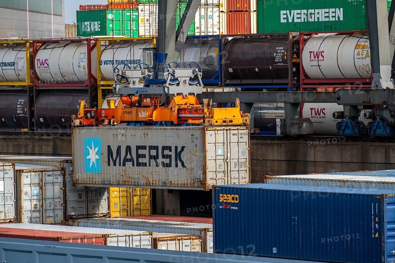 Port of Duisburg Ruhrort, Container freighter being loaded and unloaded at DeCeTe, Duisburg Container Terminal, Duisport, Duisburger Hafen AG, Duisburg, North Rhine-Westphalia, Germany, Europe