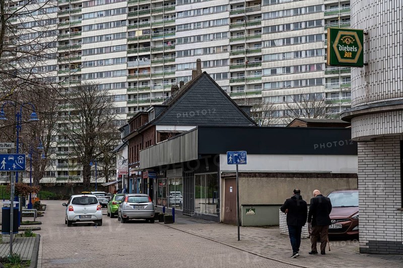 Duisburg-Hochheide, large housing estate Wohnpark Hochheide, 6 20-storey tower blocks with over 1440 flats, from the 1970s, one tower block called Weißer-Riese was demolished, 2 empty and gutted tower blocks are also to be demolished and the plots converted into the Hocheide municipal park, here the still inhabited building at Otto-Strasse 58-64, houses on Glückaufstrasse, Duisburg, North Rhine-Westphalia, Germany, Europe