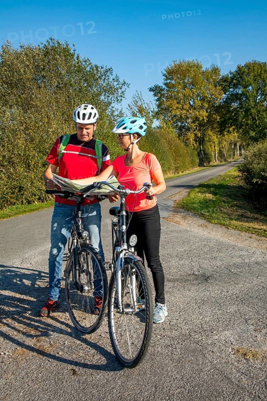 Cyclist, cycle tour in the Dingdener Heide nature reserve, heath and moorland landscape, north of the village of Dingden, part of Hamminkeln, cultural landscape, North Rhine-Westphalia, Hohe Mark Westmünsterland nature park Park