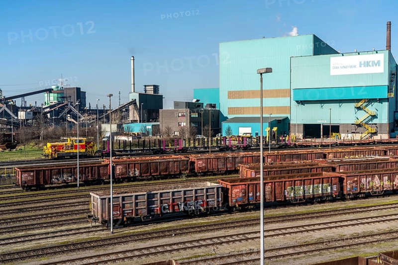 Coking plant of HKM, Hüttenwerke Krupp-Mannesmann in Duisburg-Hüttenheim, diesel locomotive with wagons, Duisburg, North Rhine-Westphalia, Germany, Europe