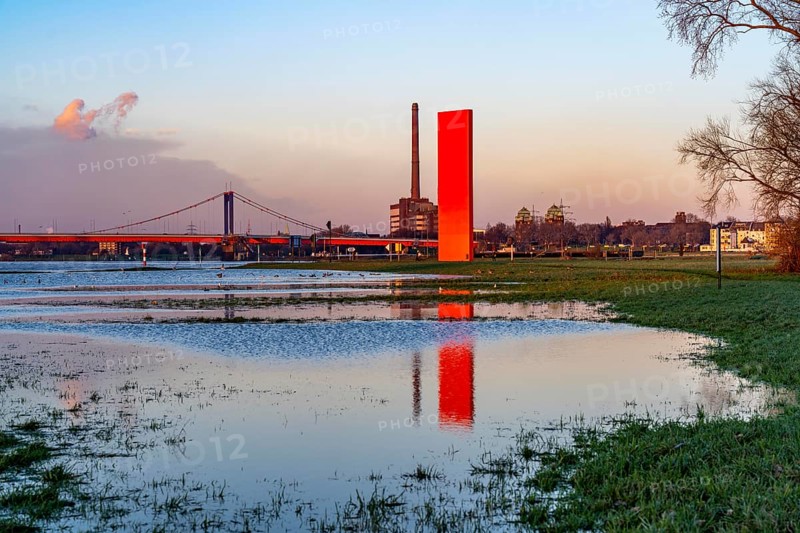 Rhine floods, Duisburg-Kaßlerfeld, floods, behind the Friedrich-Ebert-Rhine bridge, sculpture Rhine orange at the mouth of the Ruhr, Duisburg, North Rhine-Westphalia, Germany, Europe