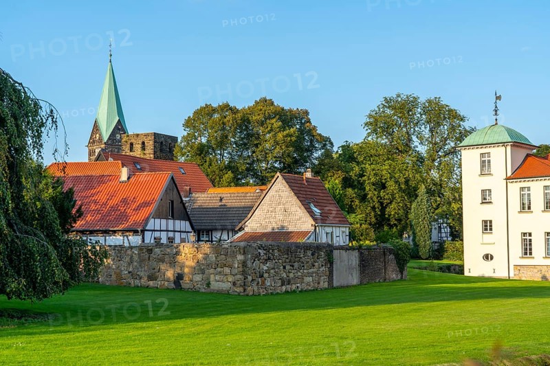 Old village of Westerholt, listed district of Herten Westerholt, over 60 old, well-renovated half-timbered houses form a historic village centre, classicist moated castle Westerholt, Herten, North Rhine-Westphalia, Germany, Catholic village church of St. Martinus, Europe