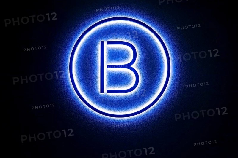 Letter B for Becks, Becks Restaurant in Reutlingen an der Kreuzeiche, home kitchen, restaurant, neon sign, lettering, blue, night shot, Reutlingen, Baden-Württemberg, Germany, Europe