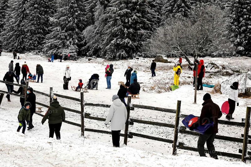 The first snow is here. Despite the coronavirus pandemic, families with children are enjoying wintry conditions on the toboggan run in Torfhaus in the Harz Mountains, 27 December 2020