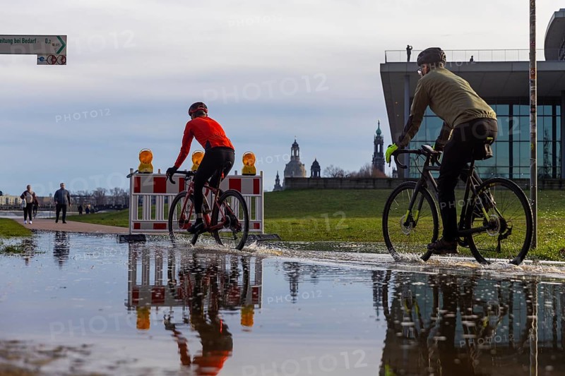 Due to the heavy precipitation in the form of snow and rain, alert level 3 has been declared on the Elbe in Dresden. The maximum level is expected to be 6.37 metres on 29.12.2023. The Elbe cycle path is flooded and closed in many places, Dresden, Saxony, Germany, Europe