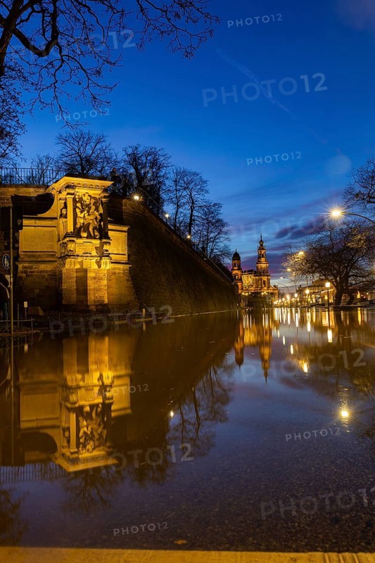 Due to the heavy precipitation in the form of snow and rain, alert level 3 has been declared on the Elbe in Dresden. The maximum level is expected to be 6.37 metres on 29.12.2023. The Terrassenufer was closed due to flooding and the first flood protection barriers were installed, Dresden, Saxony, Germany, Europe