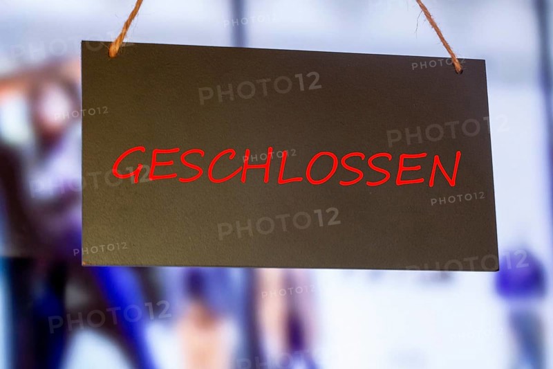 Sign with the notice closed on a shop window (Composing)