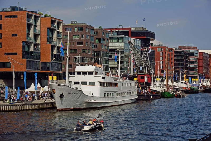Germany, Hamburg, HafenCity, Sandtorhafen, traditional harbour, Kaiserkai, architecture, residential and office buildings, Hamburg, Hamburg, Federal Republic of Germany, Europe