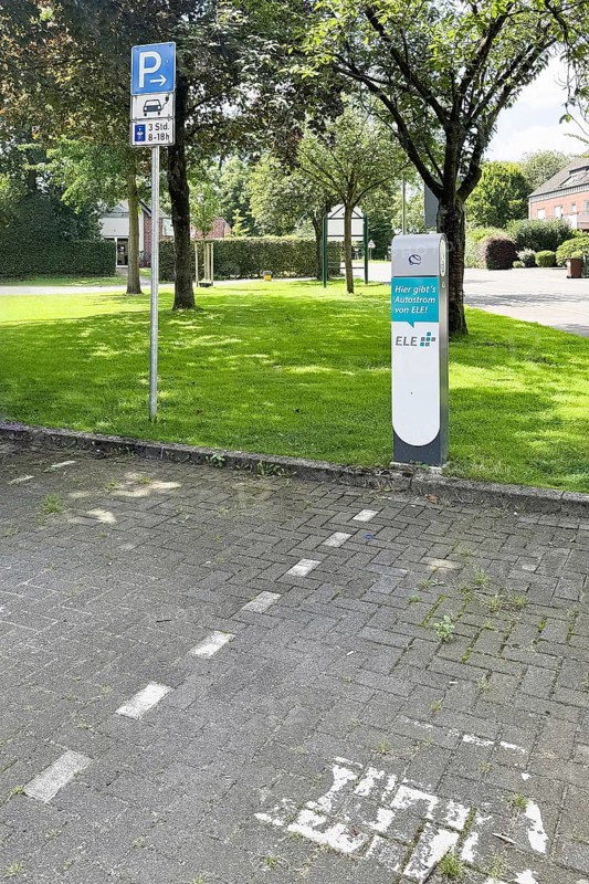 Left Traffic sign Car park for electric cars only Electric cars Electric cars during charging process Right Charging station with power supply from electricity supplier Electricity supplier Regional energy service provider Ele, North Rhine-Westphalia, Germany, Europe