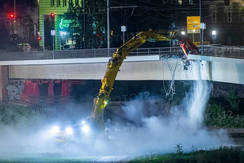 In the early hours of the morning, a section of the Carola Bridge collapsed for unknown reasons. Over a length of around 100 metres, the section on which the trams normally run collapsed into the Elbe. Demolition of the collapsed section of the bridge began during the night of 13 September, and heavy equipment was used for this purpose. Demolition of the collapsed bridge sections of the Carola Bridge in Dresden, Dresden, Saxony, Germany, Europe