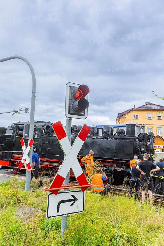 There was a serious accident between a train on the Weißeritz Valley Railway and a lorry from the district of Central Saxony at the level crossing just in front of the Dippoldiswalde stop. The steam locomotive, built in 1933, was forced off the tracks, causing millions of euros worth of damage. Local residents reported an explosive bang., Engine accident on Weißeritztalbahn, Dippoldiswalde, Saxony, Germany, Europe