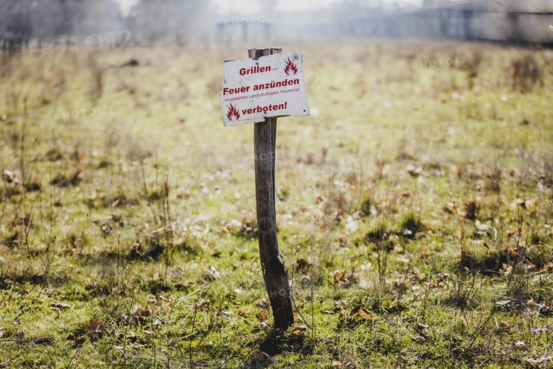 A sign with the inscription 'Barbecues and lighting fires prohibited' stands in a meadow in Berlin, 29/02/2024