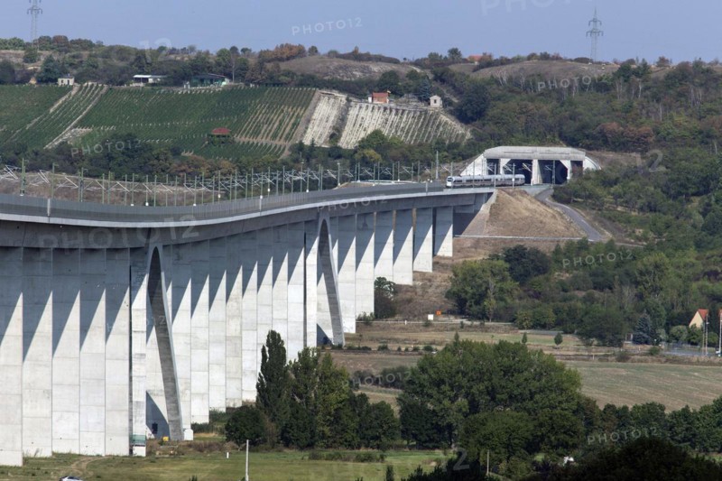 An aerial photo shows an ICE train travelling over the Unstruttal bridge near Karsdorf. The Unstruttal Bridge is a double-track railway bridge on the new Erfurt-Leipzig Halle line. With a length of 2668 metres, it is the second longest railway bridge in Germany, Karsdorf, 22.09.2016
