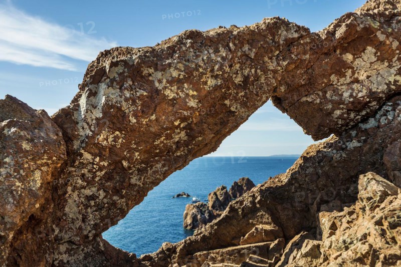 Coast and red rocks, Cap du Dramont, Massif de l'Esterel, Esterel Mountains, Département Var, Région Provence-Alpes-Côte d'Azur, France, Europe