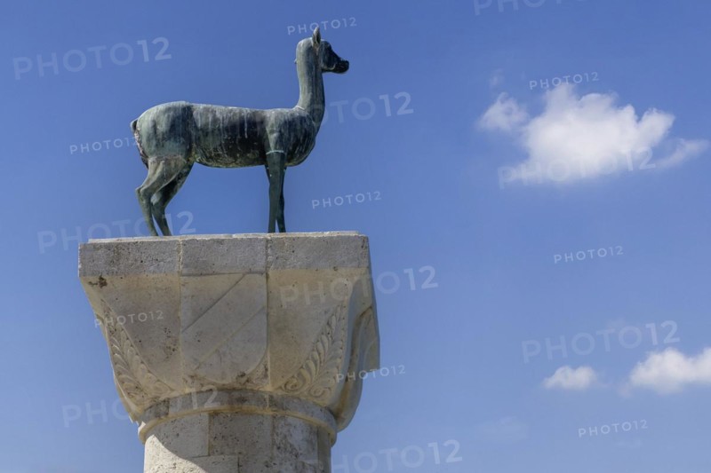 Column with hind, the Elafina, harbour entrance Mandraki harbour, Rhodes, Dodecanese archipelago, Greek islands, Greece, Europe