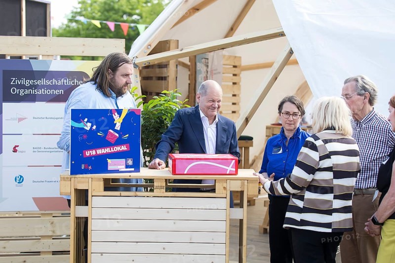 Olaf Scholz (Federal Chancellor, SPD) visits the stand of civil society organisations during a tour of the Bürgerfest Demokratie feiern. / The Basic Law turns 75, together it will be a celebration, Berlin, 24.05.2024