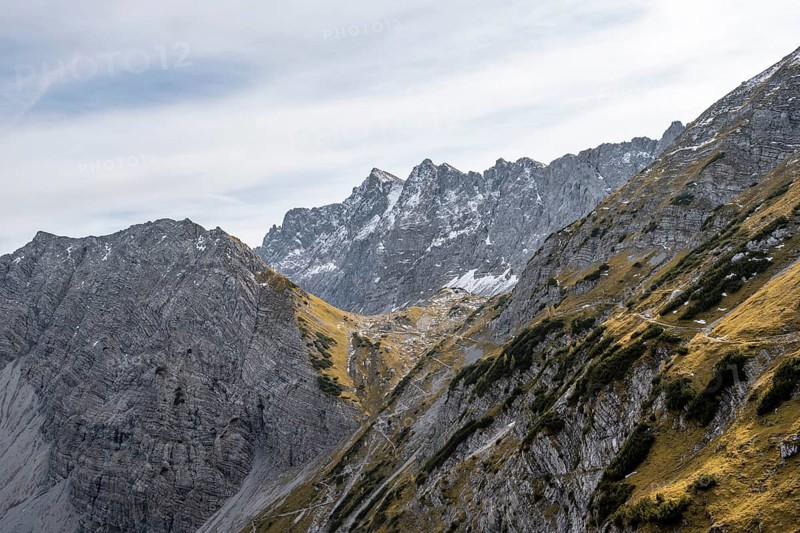 Lamsenjochhütte, behind mountain peaks Rotwandelspitze and Hochnissl, view from the Hahnenkamplspitze, in autumn, Eng, Karwendel, Tyrol, Austria, Europe