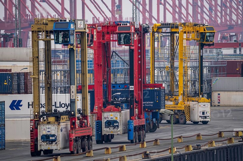 Container terminal in the seaport of Bremerhaven, Eurogate Container Terminal with almost 50 container gantry cranes, cranes, on a length of over 4 KM at the mouth of the Weser, straddle carriers bring the containers to and from the container ships, or store them between, Bremerhaven, Bremen, Germany, Europe
