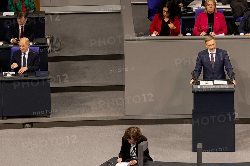 Olaf Scholz (Chancellor of the Federal Republic of Germany, SPD) and Christian Lindner (Federal Chairman of the FDP and former Federal Minister of Finance) during the government statement on the current situation in the Bundestag on 13 November 2024