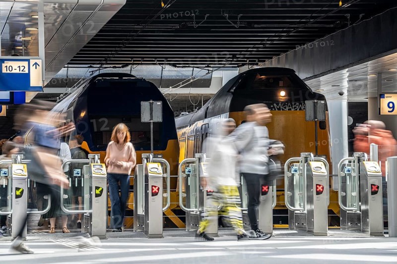 Station concourse, automatic entrance and ticket control in front of the platforms, The Hague Central Station, Cantraal Station, UNetherlands