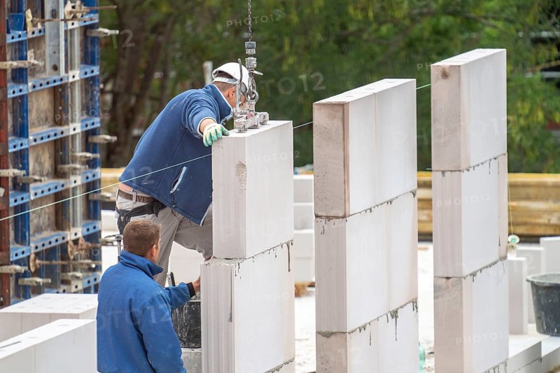 Bricklaying work, construction site, new construction of apartment blocks, shell construction, North Rhine-Westphalia, Germany, Europe