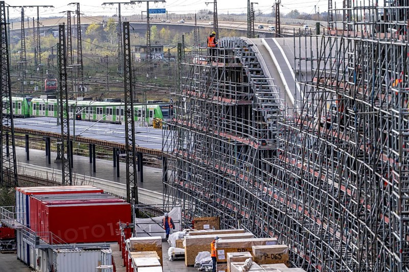 Modernisation of Duisburg Central Station, the platforms of the 13 tracks are being renewed, the old flat roofs are being replaced by corrugated steel and glass roofs, east entrance, the conversion is taking place during ongoing operations, one platform is always closed, the conversion measure should be completed by 2028, Duisburg North Rhine-Westphalia, Germany, Europe