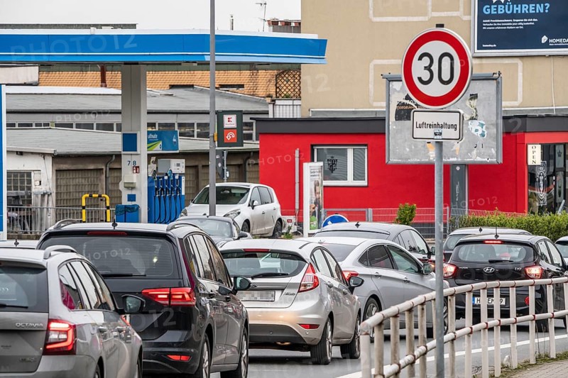 30 km/h zone on Herner Straße in Bochum Riemke to keep the air clean, ban on lorries driving through
