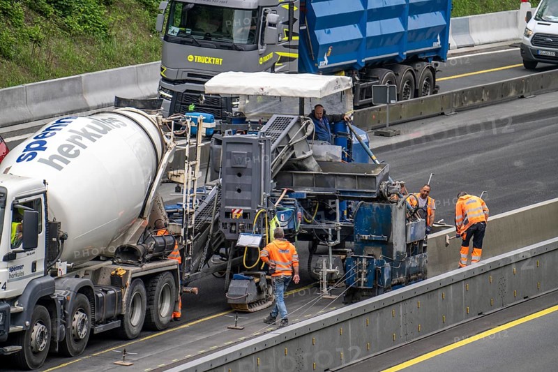 Motorway construction site on the A52 in Essen, basic renovation of the two carriageways in both directions, over 8 years, here the construction of concrete crash barriers between the carriageways, using the so-called sliding construction method, around 500 metres of concrete crash barrier, crash barrier is built per day, North Rhine-Westphalia, Essen