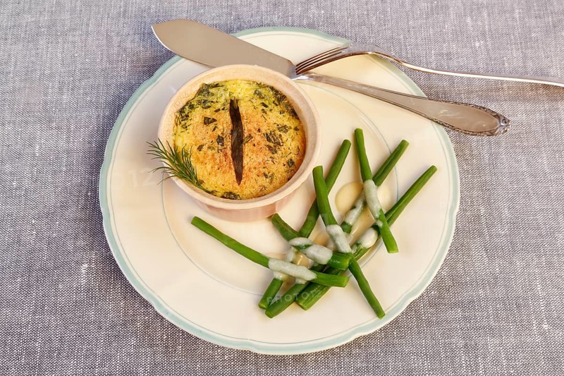 Swabian cuisine, oven-baked pike-perch with princess beans and lemon sauce, fish dish, pike-perch fillet, green beans, dill, starter, from the oven, ramekins, soufflé moulds, served on a plate, traditional cuisine reinterpreted, fish cutlery, food photography, studio, Germany, Europe