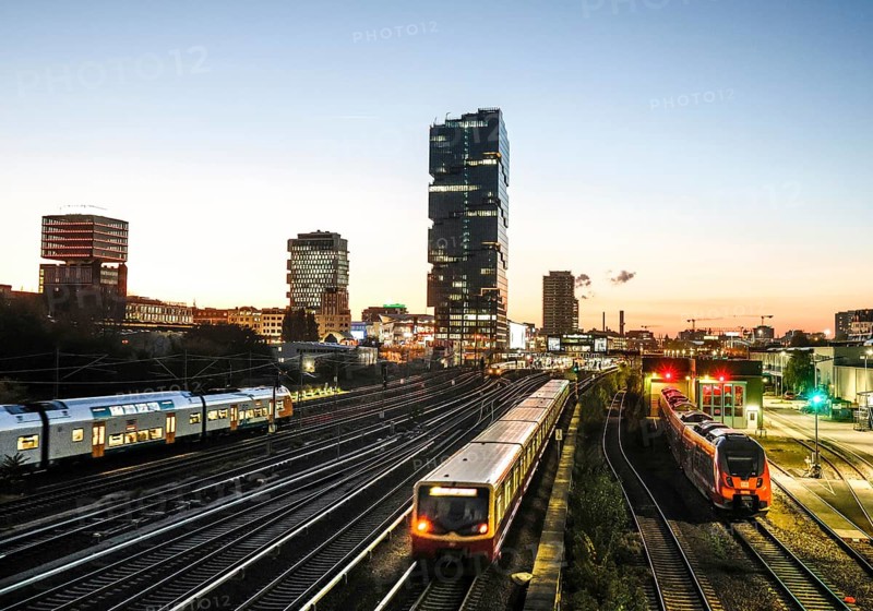 Sunset at the Modersohn Bridge, view of railway tracks, trains and the 140 metre high Amazon office tower Edge East Side, Berlin, 23.10.2024., Berlin, Berlin, Germany, Europe