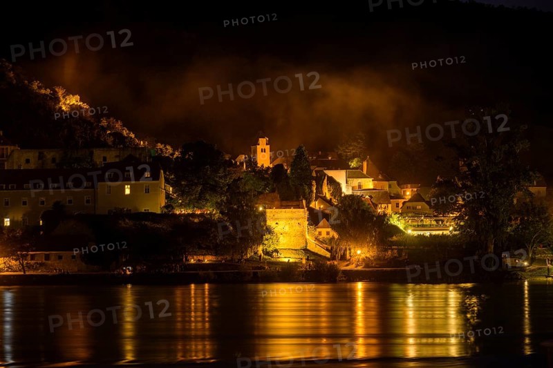View across the Danube to the village of Dürnstein, Rossatz-Arnsdorf, Lower Austria, Austria, illuminated at night, Europe