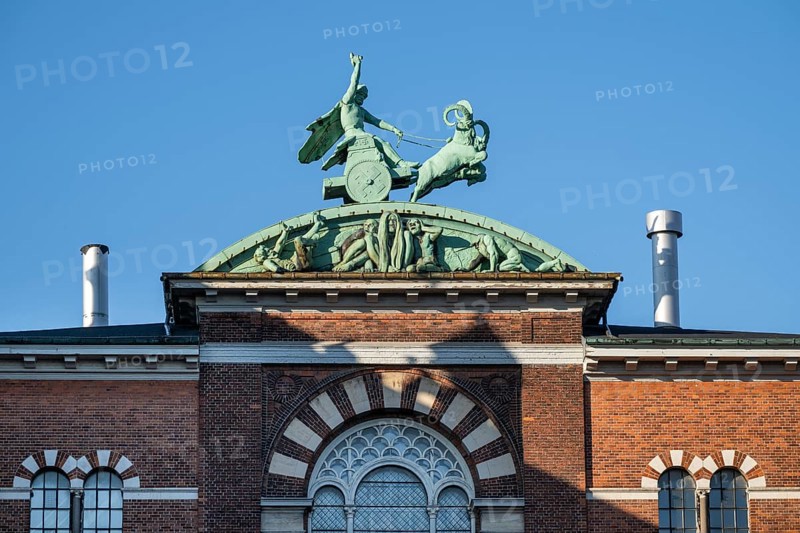 Bronze sculpture, mythological scene with a chariot by Stephan Sinding, dipylon or double Tor tor or Dobbeltporten, designed by architect Vilhelm Dahlerup, Carlsberg district, Copenhagen, Denmark, Europe