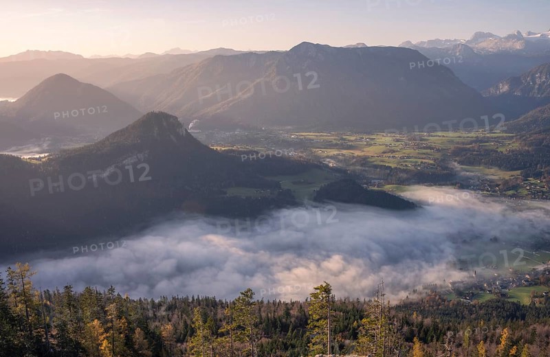 View from Mount Loser to Lake Altaussee, Altaussee, Bad Aussee, Tressenstein, Zinken, Dachstein mountains. Wisps of mist over the lake. In the morning. Blue sky. Autumn. Altaussee, Bad Aussee, Ausseer Land, Totes Gebirge, Styria, Upper Austria, Austria, Europe
