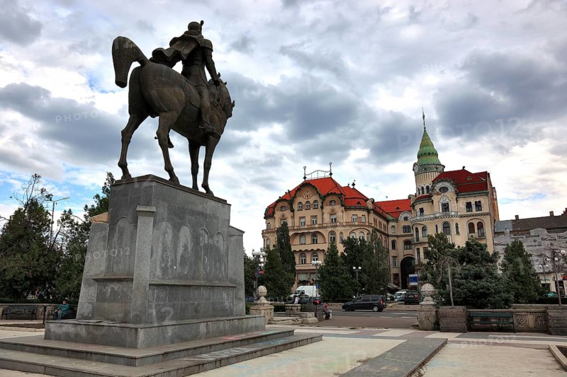 Romania, Kreisch region, Oradea, Grosswardein, equestrian statue, monument to Mihail Viteazul and Black Eagle Palace, Vulturul Negro at Piata Unirii, Europe