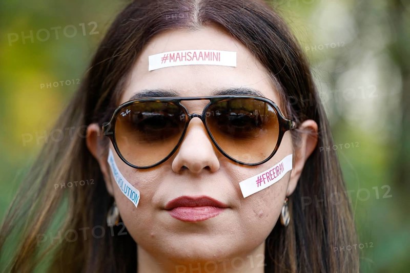 An Iranian woman demonstrates in Berlin to support the protests in Iran. Iranians demonstrate again with a human chain against violence and oppression, religious coercion and the rule of the mullah regime in Iran, Berlin, 29 October 2022