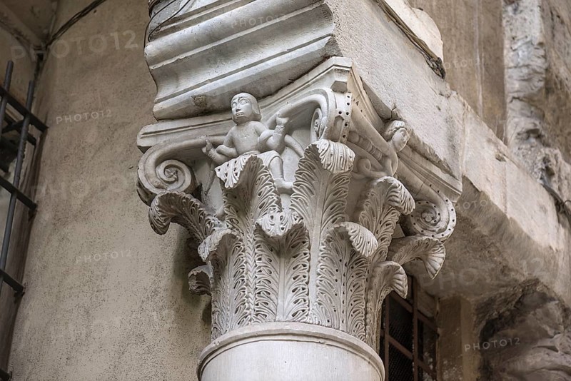 Historic column with an acanthus capital and figure, historic centre, Genoa, Italy, Europe