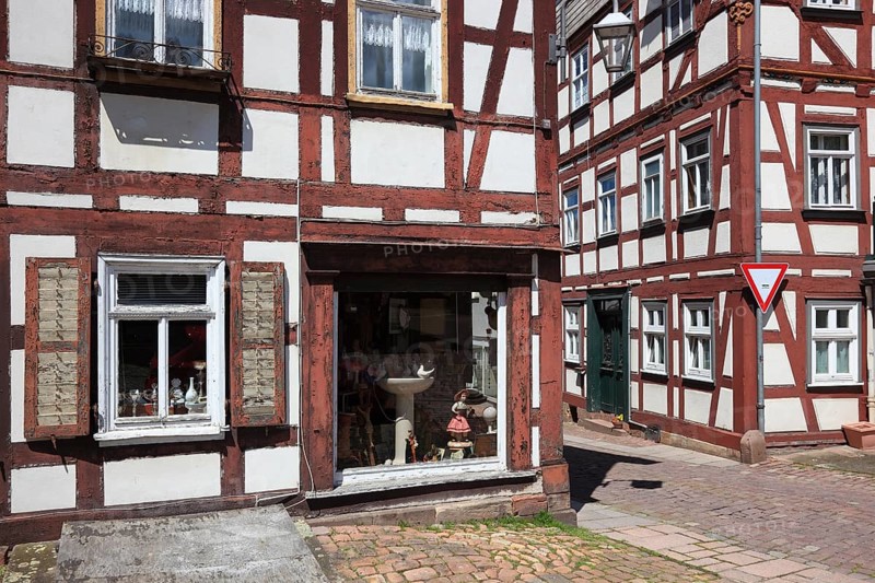 Half-timbered houses in the old town centre, antique shop, Schlitz, small town in the east of the Vogelsberg district in central Hesse, Hesse, Germany, Europe