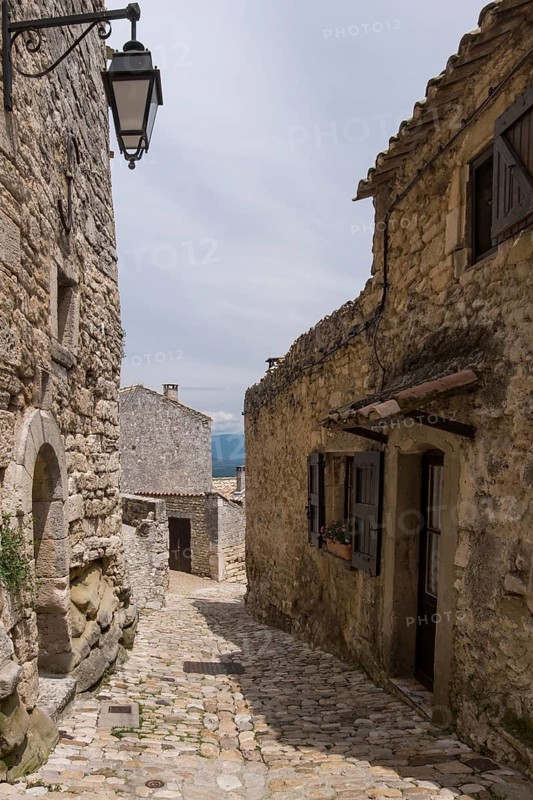 Medieval alley in the village of Lacoste, Vaucluse, Provence Alpes Côte d'Azur, Provence, France, Europe