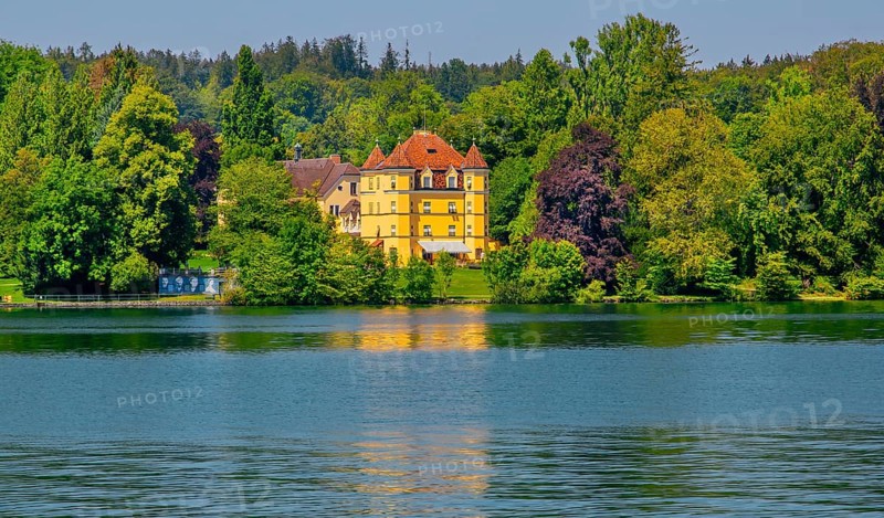 Garatshausen Castle on the lakeshore, Feldafing, Lake Starnberg, Bavarian Alpine Foreland, Upper Bavaria, Bavaria, Germany, Europe