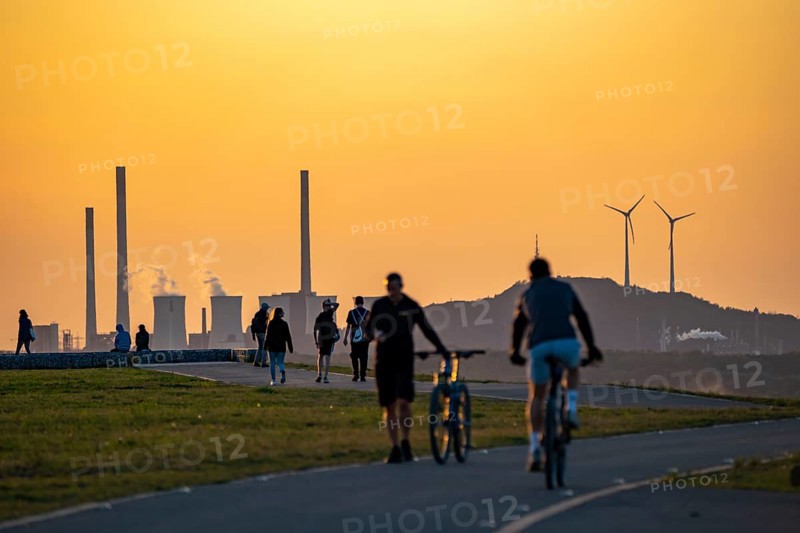 Evening atmosphere on the Hoheward spoil tip, with the UNIPER coal-fired power station Gelsenkirchen-Scholven in the background, the largest spoil tip in the Ruhr area, between Herten and Recklinghausen, North Rhine-Westphalia, Germany, Europe