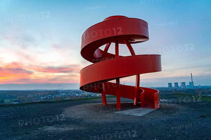Sculpture Haldenzeichen, observation tower, Humbert spoil tip, part of the Lippepark in Hamm, 5 spoil tips were connected to form a kind of leisure landscape area, view of the Werne-Stockum power station, gas-fired power station, part of the capacity reserve, Hamm, North Rhine-Westphalia, Germany, Europe